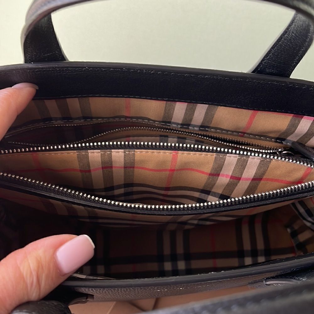 Burberry Authentic Handbag. - Picture 4 of 5